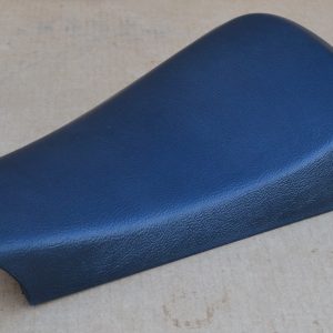 FANTIC 200 asiento solido de goma con Logos en relieve y  soportes de fijaccion.