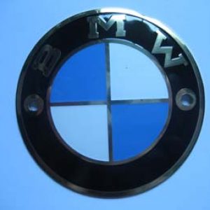 BM2 (escudo plano con aro plata, 60 mm diámetro)