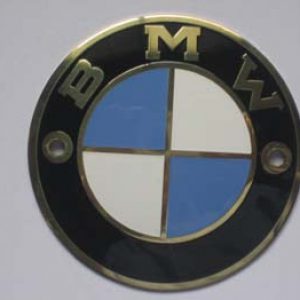 BM3B (escudo bombeado con aro oro, 60 mm diámetro)