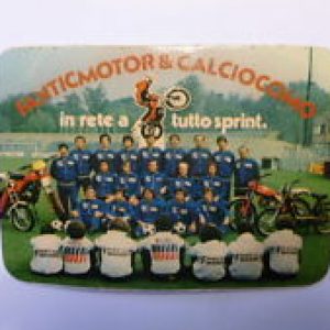 VECCHIO ADESIVO MOTO / Old Sticker FANTIC MOTOR TRIAL TEAM CALCIO COMO (cm 12×8)