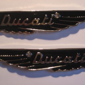 DUCATI   DU44A (pareja anagramas metal para modelos Scrambler)