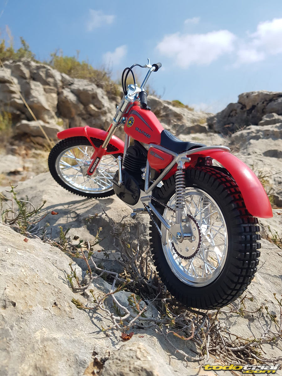 Miniatura moto de trial Honda TL 250 roja, escala 1:6
