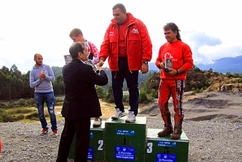 Podium-TR4-con-Casimiro-recogiendo-el-trofeo-de-manos-del-Alcalde-de-Porrino-Yago-y-Chinco OK