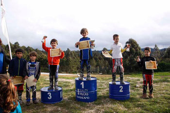 Podium-alevin-con-Roque-Fernando-Xurxo-y-sus-companeros-de-categoria ok