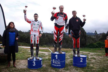 Podium-clasicas-rojos-con-Angel-Antonio-y-Carlos ok