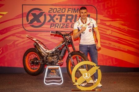 Toni Bou recibe su medalla de campeón XTrial 2020