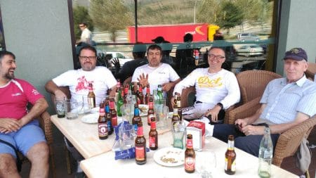Dick Walker en Robregordo 2017 reponiendo fuerzas con José Franqueira y varios pilotos locales
